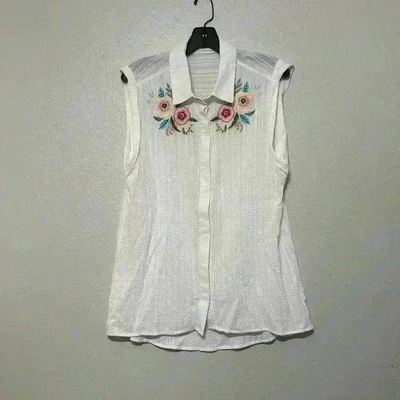 Chrysanthemum Women’s Embroidered Top Size Medium - Picture 2 of 5